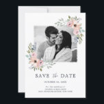 Dusty Pink Roses Mittelsommer Floral Save the Date<br><div class="desc">Die trendige Mittelsommer-Fotokarte mit ihrem eleganten Blumenstrauß mit Rose und Pfannkuchen in neutralen, sanften Farbtönen wie rosa, creme, pfirsich, staubblau und sanfte Weisheitsgrün ist in dezenten Rose gehalten. Diese Kollektion eignet sich hervorragend für Hochzeitsthemen im Vintagen Stil. Weitere passende Designs und Variationen finden Sie in meinem "Blitzweddingpaperie" Shop. Und zögern...</div>