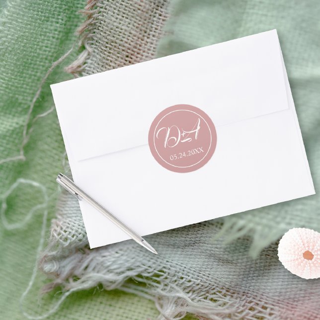 Dusty rosa Schrift Typografie Initialen Hochzeit Runder Aufkleber (Von Creator hochgeladen)