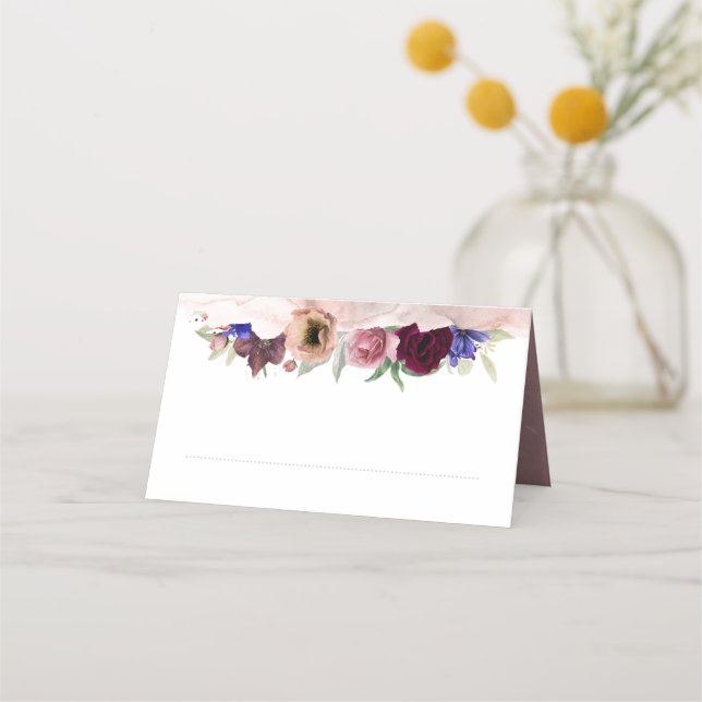 Dusty Rose Blue und Burgund Red Floral Wedding Platzkarte (Vorderseite)