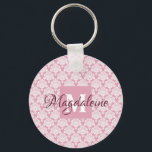 Dusty Rose Damask Lace Muster Monogram & Name Schlüsselanhänger<br><div class="desc">Dieser schöne Schlüsselanhänger zeichnet sich durch ein klassisches,  weißes Damast-Muster auf einer staubigen Rose oder einem rosa Hintergrund aus. Das Design ist personalisiert mit einem Monogramm Anfangsbuchstaben und einem anpassbaren Namen für ein schlichtes,  aber elegantes Aussehen. Perfektes Geschenk für jede Frau,  die einen personalisierten Schlüsselanhänger will.</div>
