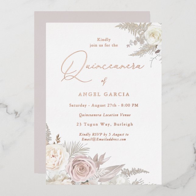 Dusty Rose & Ivory Floral Quinceanera Rose Gold Folieneinladung (Vorderseite/Rückseite)