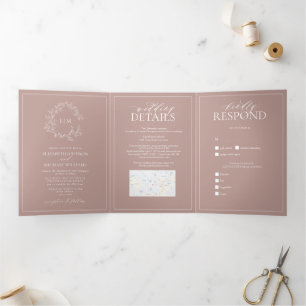 Dusty Rose Leafy Wappen Monogram Wedding Dreifach Gefaltete Einladung
