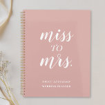 Dusty Rose Miss an Mrs Wedding Planer<br><div class="desc">Ein maßgeschneidertes Hochzeitsplaner-Notizbuch mit "Miss to Mrs." modernem Handskriptdesign auf staubigen Rose.</div>