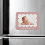 Dusty Rose Moderne Scallopie Geburtserklärung Magnet<br><div class="desc">Moderner Geburtsankündigungsmagnet mit dem Foto Ihres Babys in einem staubigen Skallopierrahmen aus der Rose. Personalisieren Sie den staubigen Ankündigungs-Magneten der Rose,  indem Sie den Namen Ihres Babys und zusätzliche Informationen in weißer Schrift hinzufügen.</div>