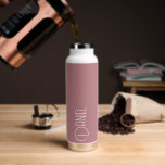 Dusty Rose Moderne Typografie Personalisiert Trinkflasche<br><div class="desc">Eine trendige, vakuumisolierte Wasserflasche mit personalisiertem Namen in Weiß, moderner Typografie auf einem angesagten, staubigen Rose-Hintergrund. Stellen Sie die Flasche nach Belieben ein, indem Sie den Namen bearbeiten und nach Belieben den Namen durch Ihren eigenen Namen ersetzen. Ideal für ein Geburtstagsgeschenk, Hochzeitsgeschenk, Trauzeuge, etc. Wählen Sie Ihre Wasserflasche. Wählen Sie...</div>