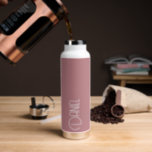 Dusty Rose Moderne Typografie Trauzeuge Trinkflasche<br><div class="desc">Ein tolles Geschenk für die Hochzeitsfeier Trauzeuge oder Trauzeuge! Vakuum isolierte Wasserflasche mit personalisiertem Namen in Weiß,  moderner Schrift auf einem trendigen,  staubigen Rose-Hintergrund. Personalisieren Sie die Flasche,  indem Sie den Namen bearbeiten und durch den gewünschten Namen ersetzen. Wählen Sie Ihre Wasserflasche.</div>