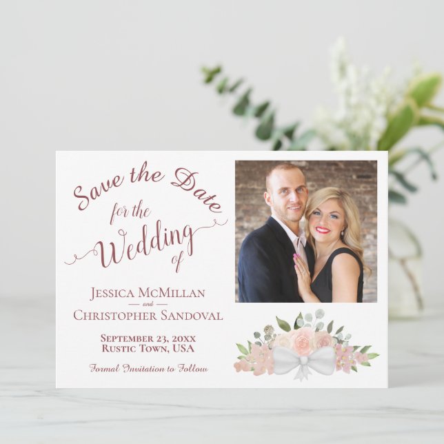 Dusty Rose Pink Blumenkalligrafie Foto Hochzeit Save The Date (Stehend Vorderseite)