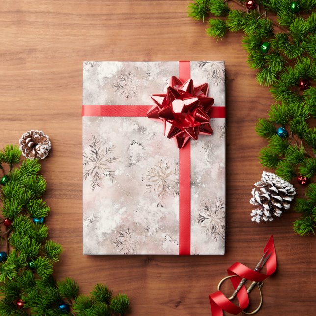 Dusty Rose Pink Snowflakes Christmas Geschenkpapier (Feiertagsgeschenk)