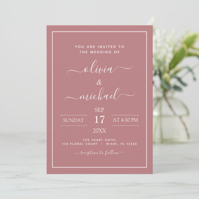 Dusty Rose Pink Wedding Moderne Typografie Invitat Einladung (Stehend Vorderseite)