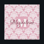Dusty Rose Rosa Damask Monogram mit Name Magnet<br><div class="desc">Dieser hübsche Magnet zeichnet sich durch ein weißes Damaskusmuster über einer Dusty-Rose oder einem rosa Hintergrund aus. Das Design ist personalisiert mit einem Monogramm Anfangsbuchstaben sowie einem anpassbaren Namen. Dieses hübsche feminine Muster macht es zu einem großartigen Geschenk für jede Frau oder jedes Mädchen.</div>