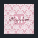 Dusty Rose Rosa Damask Monogram mit Name Magnet<br><div class="desc">Dieser hübsche Magnet zeichnet sich durch ein weißes Damaskusmuster über einer Dusty-Rose oder einem rosa Hintergrund aus. Das Design ist personalisiert mit einem Monogramm Anfangsbuchstaben sowie einem anpassbaren Namen. Dieses hübsche feminine Muster macht es zu einem großartigen Geschenk für jede Frau oder jedes Mädchen.</div>