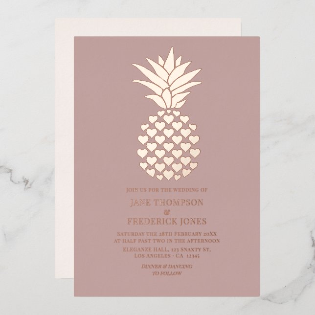 Dusty Rose & Rose Gold Tropical Pineapple Wedding Folieneinladung (Vorderseite/Rückseite)