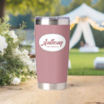 Dusty Rose Stylized Wedding Trauzeuge Thermobecher<br><div class="desc">Verschenken Sie Ihren Trauzeuge mit diesem personalisierten,  rostfreien Edelstahl,  Thermalwäscher mit seinem Namen in stilisierter Schrift in einem weißen ovalen Design. Hintergrund und Skript sind trendige,  staubige Rose. Personalisieren Sie Ihren thermischen Schuster,  indem Sie den Namen des Trauzeugen mit dem gewünschten Namen bearbeiten und ersetzen.</div>