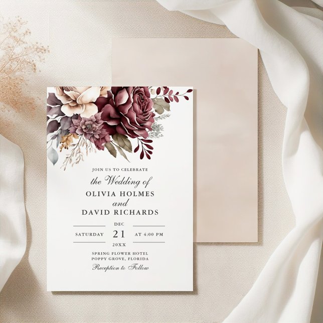 Dusty Rose und Burgund Floral Boho Wedding Einladung (Dusty Rose and Burgundy Floral Boho Wedding Invitation on a silk tablecloth.)