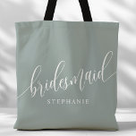 Dusty Sage Bridesmaid Modernes Skript Tasche<br><div class="desc">Zeigen Sie Ihrem Brautparty mit dieser stilvollen dustigen grünen Bräunungstüte Ihre Wertschätzung. Diese Tasche mit modernem Drehbuch und dem Namen Ihrer Brautjungfrau ist praktisch und elegant zugleich. Die weiche Farbe und das schicke Design machen es perfekt, um das Wesentliche des Hochzeitstages oder Alltagsgegenstände zu tragen. Diese personalisierte Totttasche verleiht den...</div>