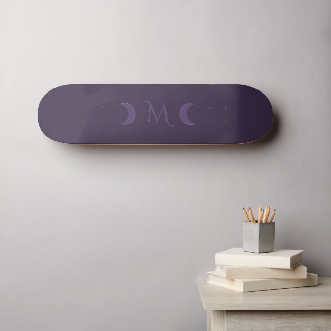 Dusty Violet Crescent Moons Monogramm Skateboard (Wandkunst (Horz))