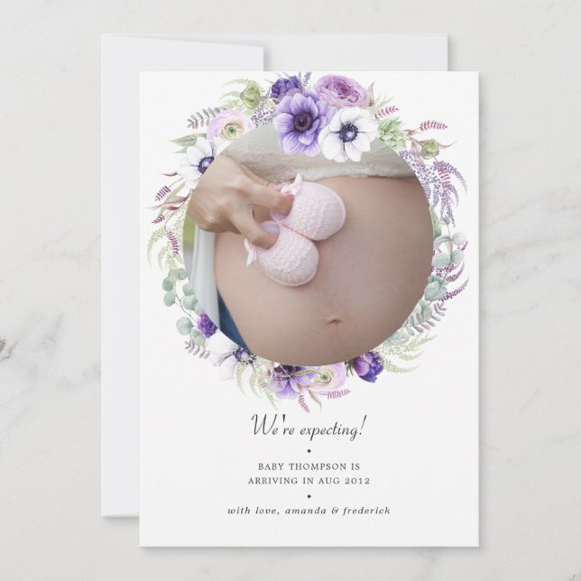 Dusty Violet Pastel Floral Foto Schwangerschaft Ankündigung (Vorderseite)