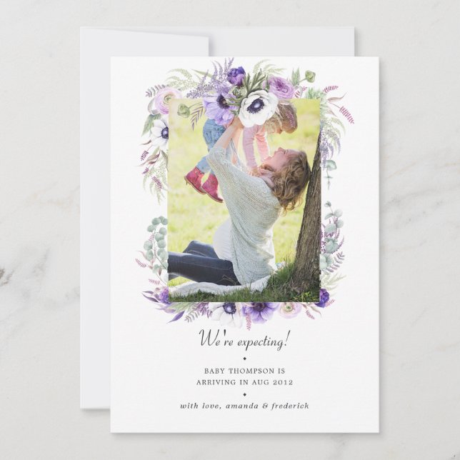 Dusty Violet Pastel Floral Foto Schwangerschaft Ankündigung (Vorderseite)