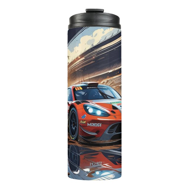 Dynamic Racing Car Illustration mit Splashing Mud Thermosbecher (Vorderseite)