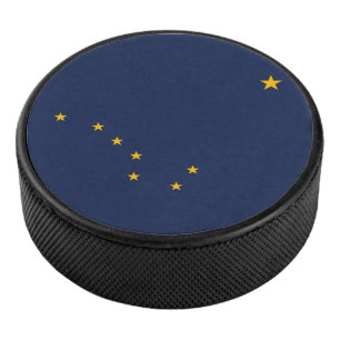 Dynamische Alaska-Staatsflagge Grafik auf einer Eishockey Puck