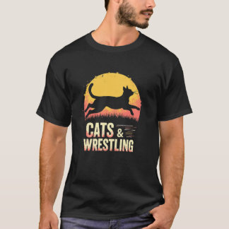 Dynamische Katzen und Wrestling-Energie T-Shirt