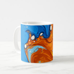 Dynamische Wirbel aus Blau und Orange in fließende Kaffeetasse