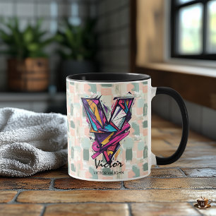 Dynamischer geometrischer Monogramm-Becher - V für Tasse