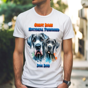 Dynamisches Duo: Großer Dan-Hund mit reinrassiger  T-Shirt