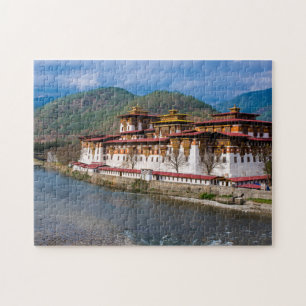 Dzong-Gebäude am Fluss