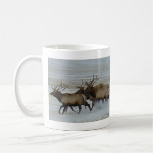 E64 Bull-Elch läuft im Schnee Kaffeetasse