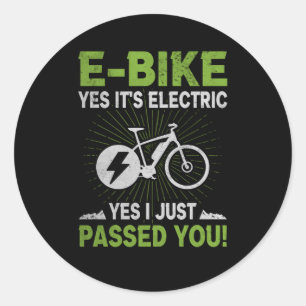 E-Bike Electric ist vorbei an Elektro-Radfahrern Runder Aufkleber