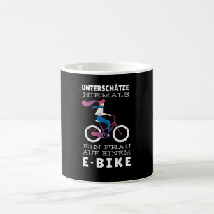 E-Bike Frau Kaffeetasse