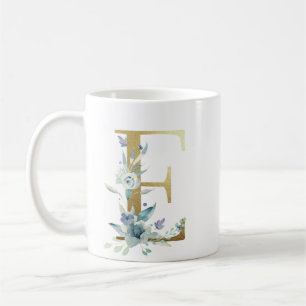 E Golden initial mit blauem Blumenblättern Kaffeetasse