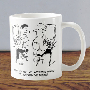 E-Mails des Computerbetreibers, die Zucker anforde Kaffeetasse
