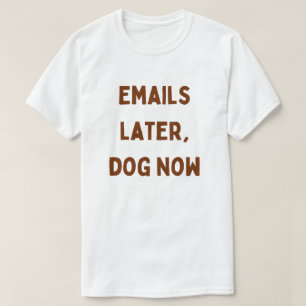 E-Mails später, Hund jetzt – Lustiges Arbeiten von T-Shirt