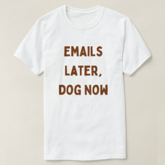 E-Mails später, Hund jetzt – Lustiges Arbeiten von T-Shirt
