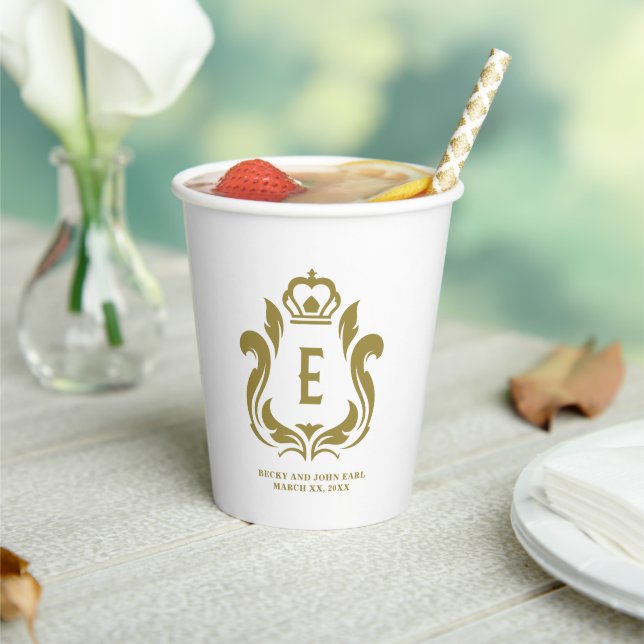 E Monogram Gold Wappen Mit Monogramm Pappbecher (In Situ)