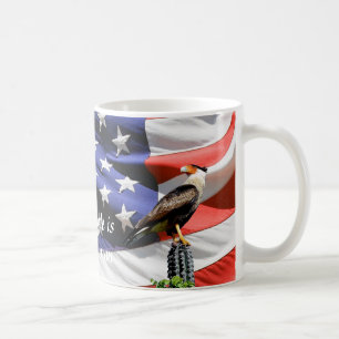Eagle auf einem Kaktus vor der USA-Flagge Kaffeetasse