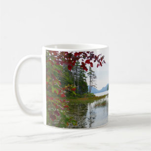 Eagle Lake und Rote Ahornblätter II Kaffeetasse