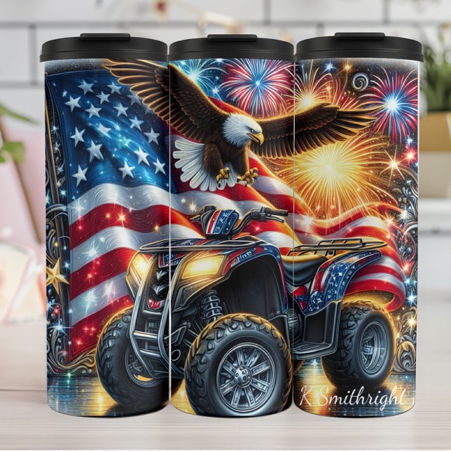 Eagle steigt über dem Patriotischen ATV Display Thermosbecher (Von Creator hochgeladen)