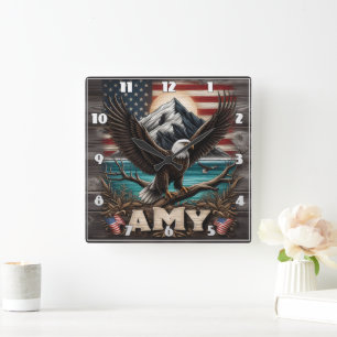 Eagle Wings Spread by American Flag Quadratische Wanduhr