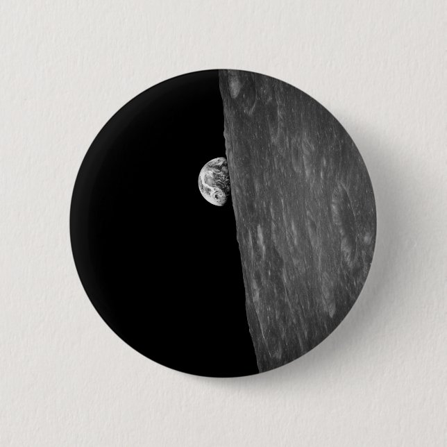 "Earth-Rise", das erste Foto davon aus dem Weltrau Button (Vorderseite)