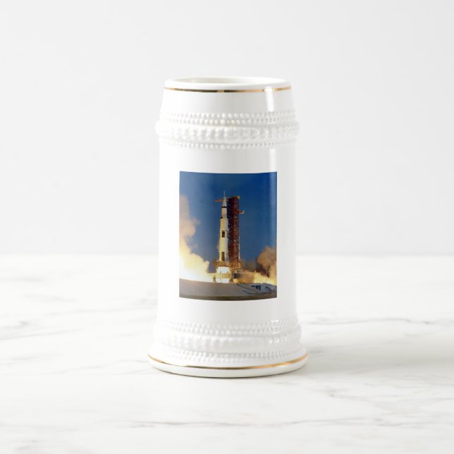Earth Shakes as Saturn V Blazes Skyward to Moon Bierglas (Mittel)
