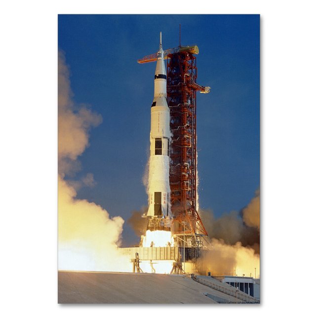 Earth Shakes as Saturn V Blazes Skyward to Moon Tischnummer (Vorderseite)