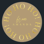 Earth Tones Gold Christmas Ho Ho Ho ID1009 Runder Aufkleber<br><div class="desc">Wenn Sie sich fragen, welche Farbkombinationen Sie für Ihre Weihnachtsdekoration und Geschenkartikel in diesem Jahr auswählen sollten, habe ich Sammlungen von aufeinander abgestimmten Mustern erstellt, um das Leben ein wenig leichter zu machen. Dieses elegante Weihnachtstypografie-Design zeigt 'Ho Ho Ho Ho' in einem runden Muster in Gold, auf der Hintergrundfarbe Ihrer...</div>