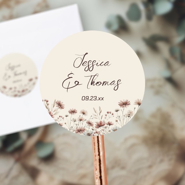 Earthtone Boho Wildblumen Couple's Names Wedding Runder Aufkleber (Von Creator hochgeladen)