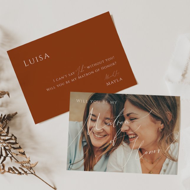 Earthy Terracotta Faded Foto Matron of Honor Card Einladung (Von Creator hochgeladen)