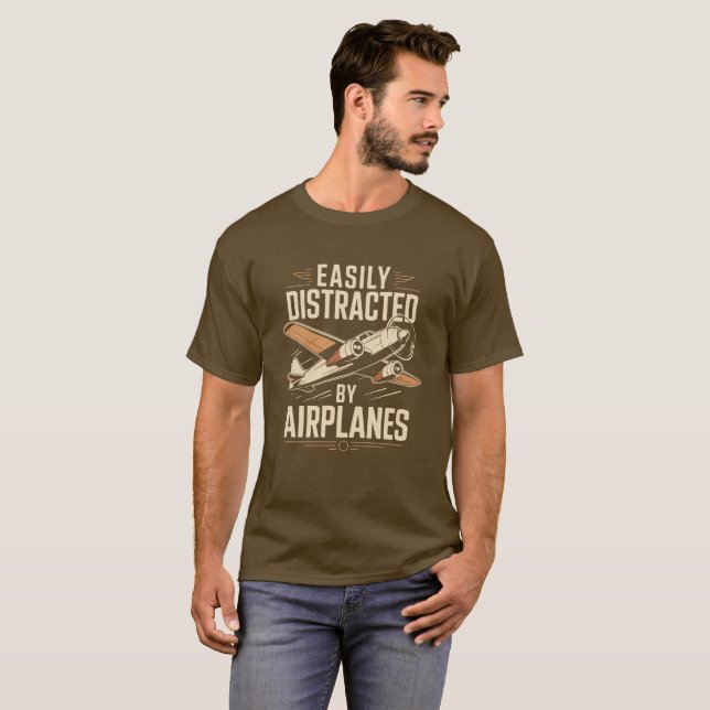 Easily Distracted by Airplanes Funny Aviation T-Shirt (Vorne ganz)