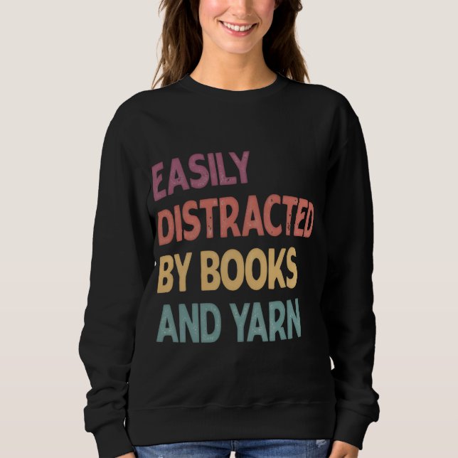 Easily Distracted By Books and Yarn Shirt – Funny  (Vorderseite)