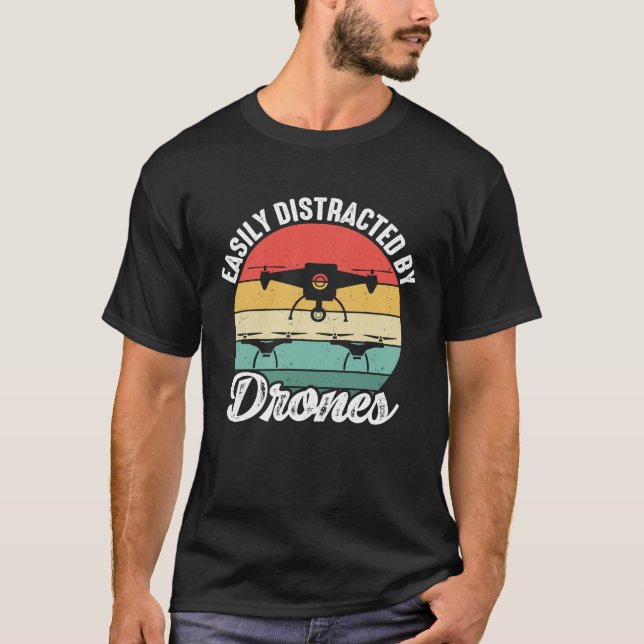 Easily Distracted by Drones  Drone Pilot Enthusias T-Shirt (Vorderseite)